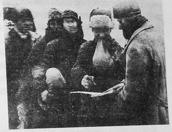 Крестьяне получают на трудодни несколько килограммов пшена.