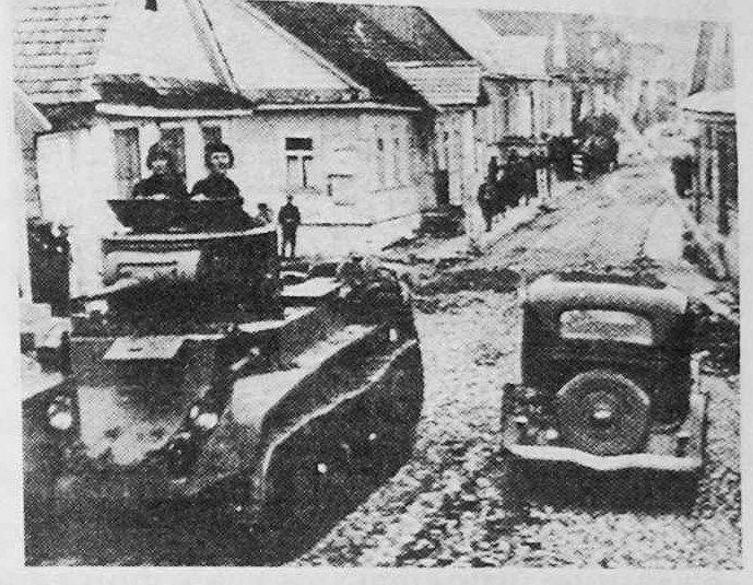 Советский танк в местечке Западной Беларуси (осень 1939 г.).